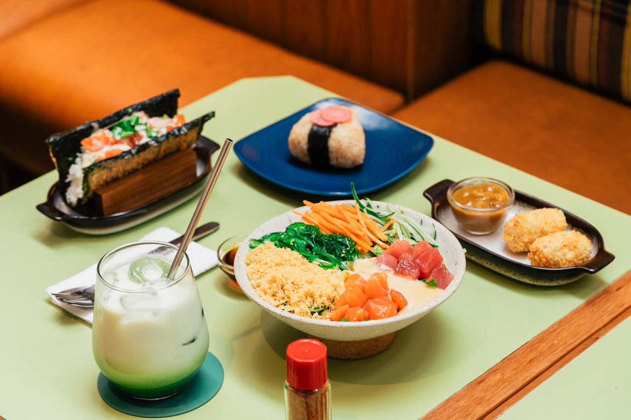 Two and Two Poke dari Honu dilengkapi dengan hidangan samping