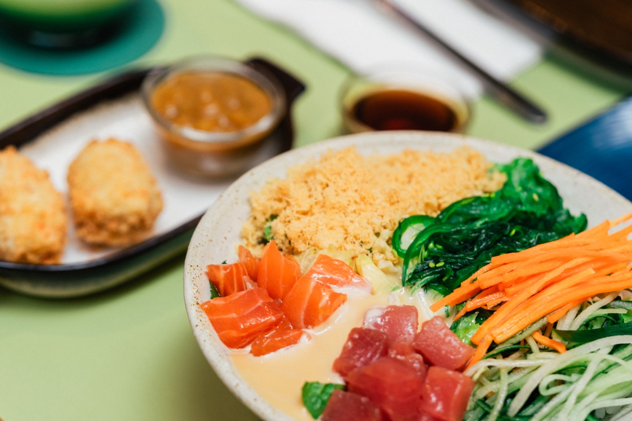 Makanan Poke Salmon dan Tuna di Honu