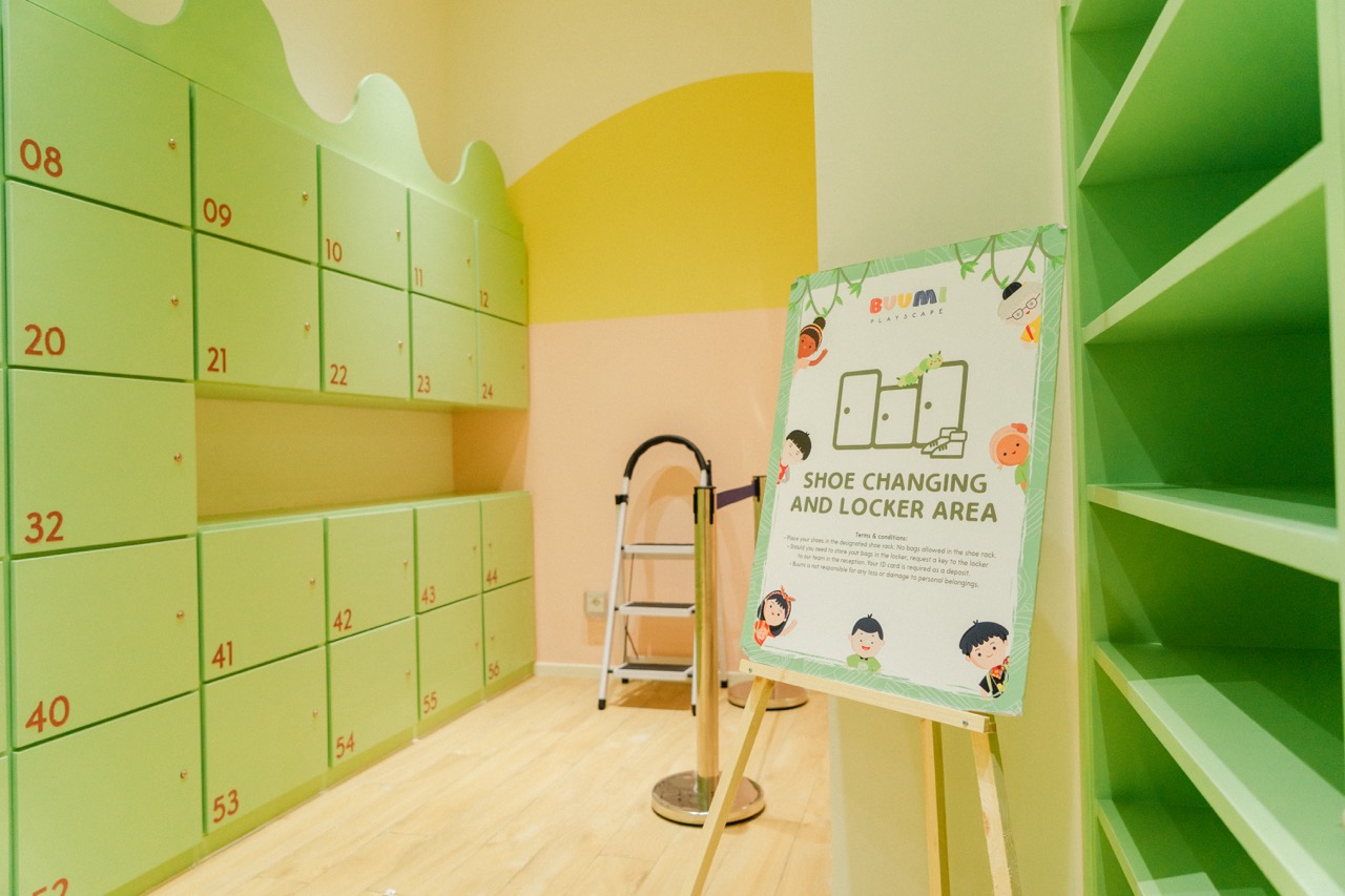 Area Loker dan Penyimpanan Sepatu