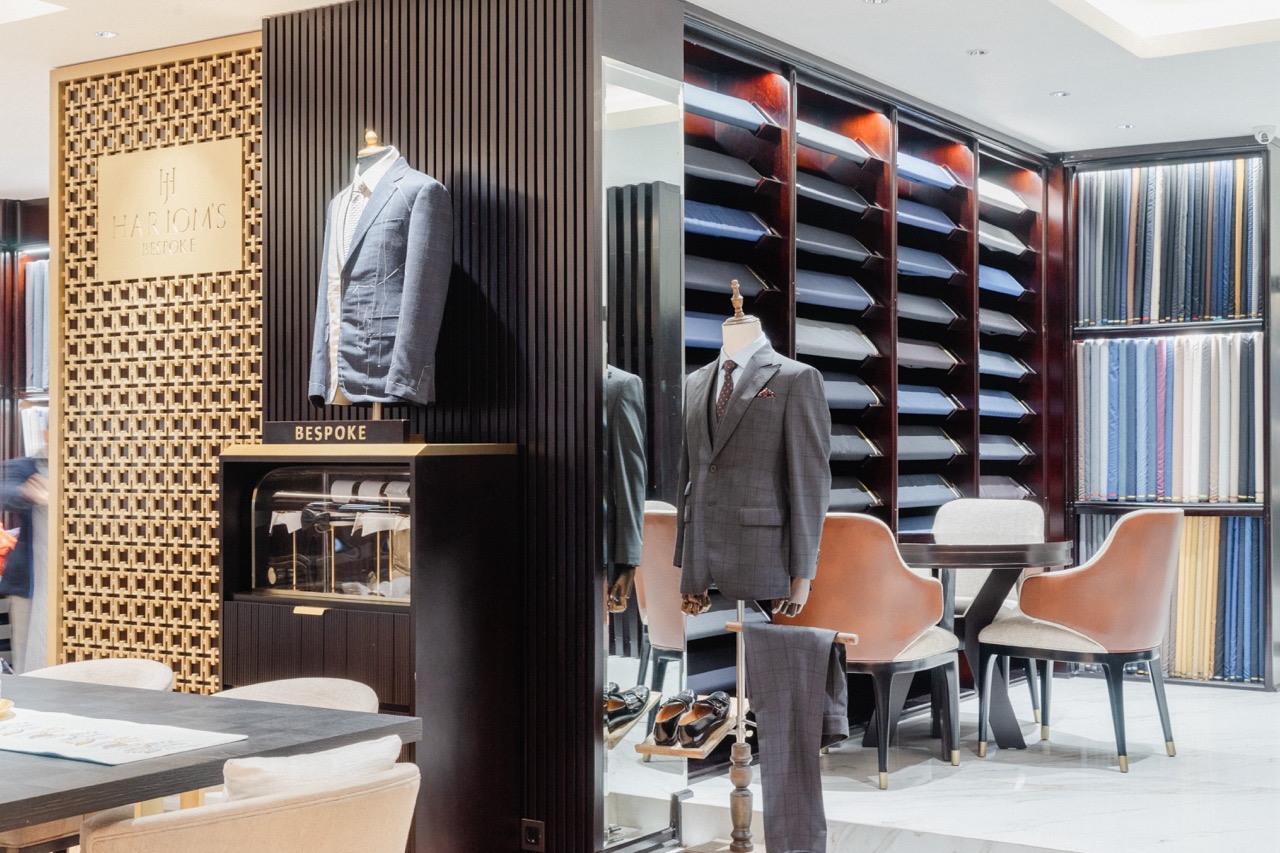 Pilihan Bahan di dalam Toko Harioms Tailor