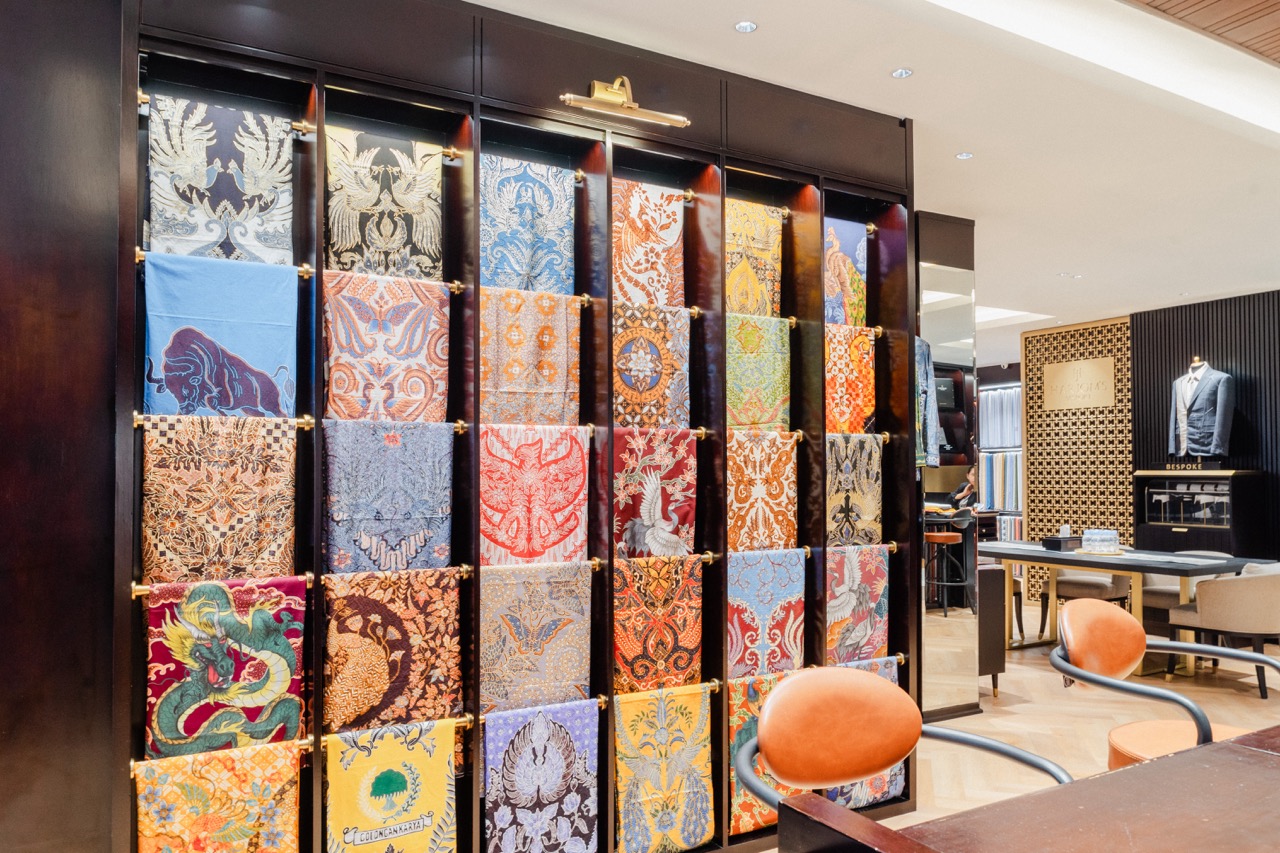 Pilihan bahan-bahan batik Harioms Tailor