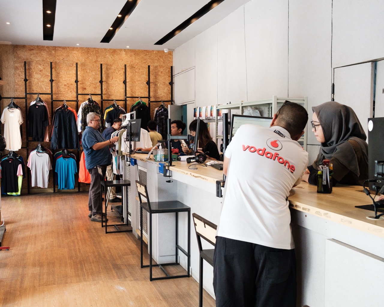 Admin yang siap melayani customernya di Tshirtbar