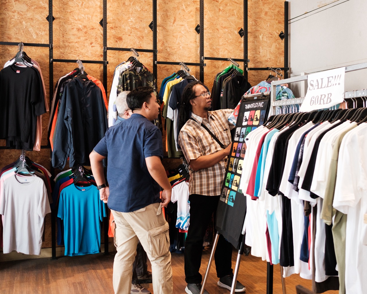 tshirt bar melayani customer