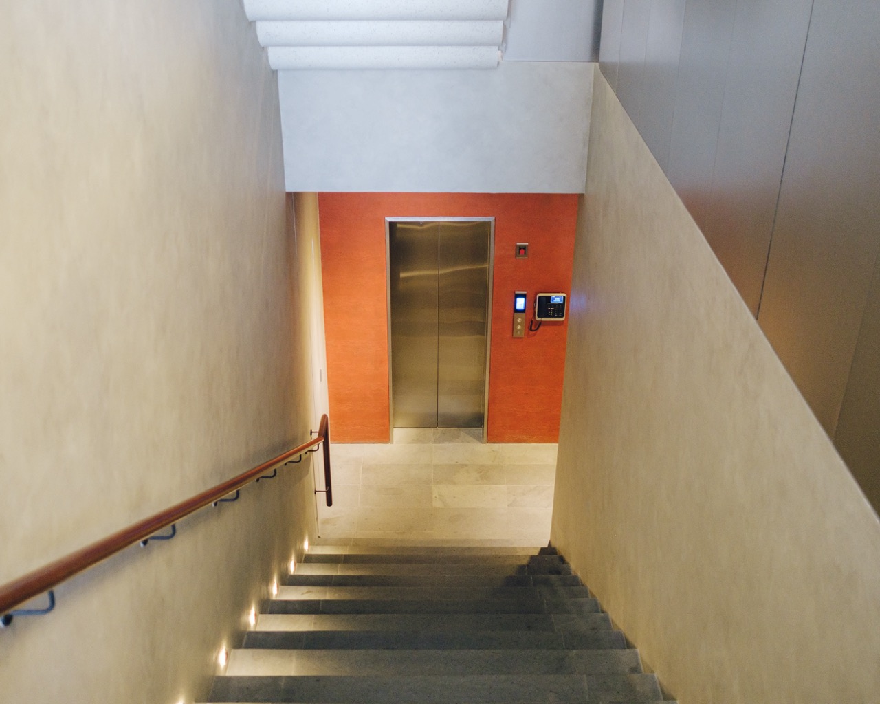 Fasilitas Lift untuk Pengguna Kursi Roda dan Stroller